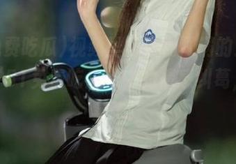视频里的人物甩锅的速度，堪比“51免费吃瓜”中的情感纠葛，太真实了！