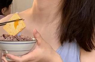 网红晒照太抢眼,网站的“吃瓜爆料”能给个理由吗