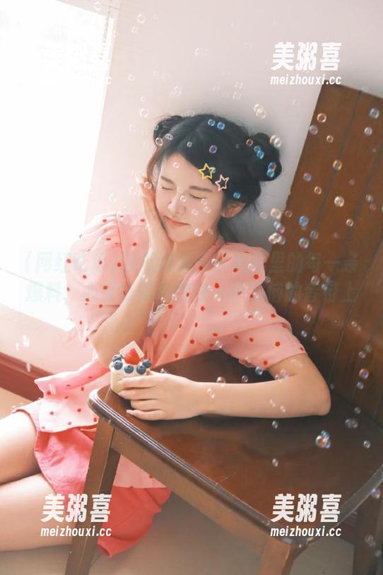 网红吃瓜 静默观看网红吃瓜里的每一条爆料,心情好似环绕在一串烦恼的音符上。