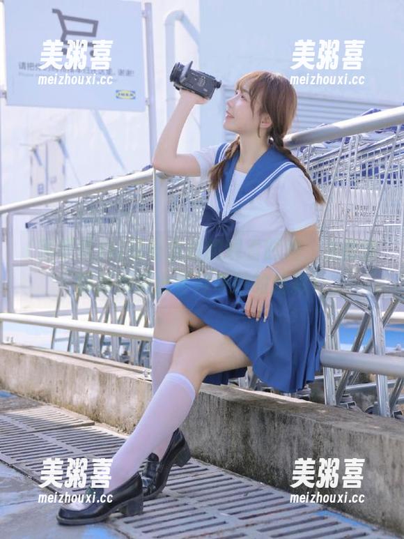黑哥扒料的观看时光，里面的瓜藤编织出各种奇妙的炫彩！