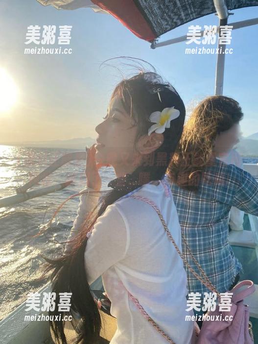 黑料正能量 今晚又来到黑料正能量官网网址,抓到了一些...噗,有趣的吃瓜!